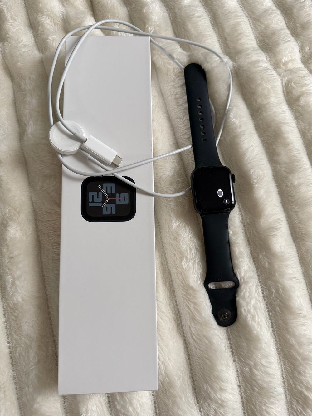 Apple Watch SE 40mm (2 Gen) - Picture 2 of 4